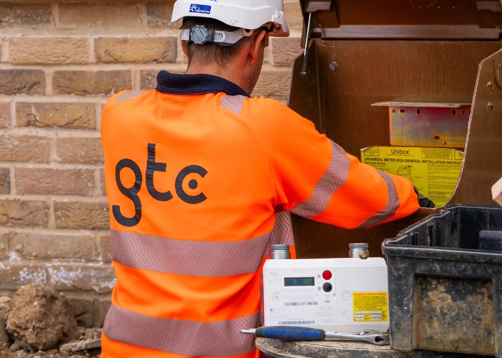 A GTC engineer performs a gas meter removal as part of gas meter disconnection.